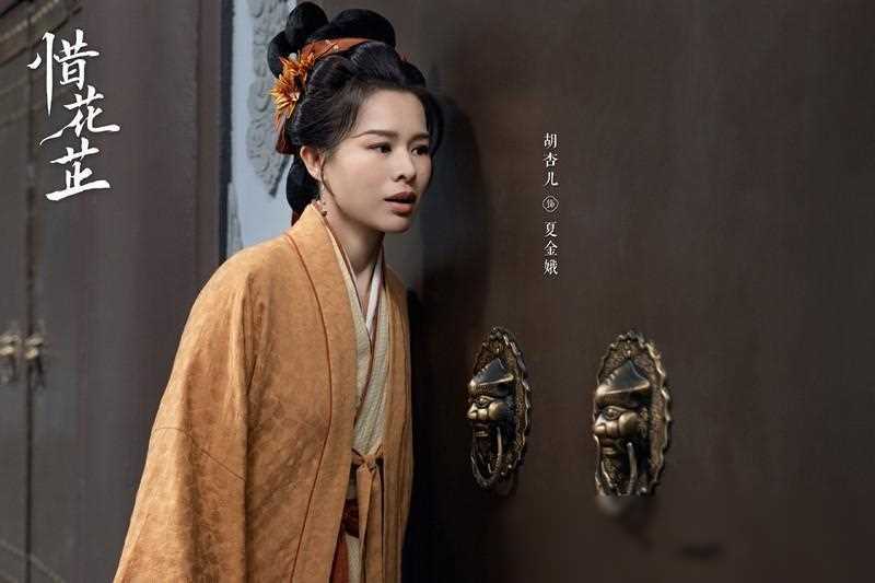 特别是开头几集,大户人家的场景颇有《红楼梦》的影子,可谓是东施效颦