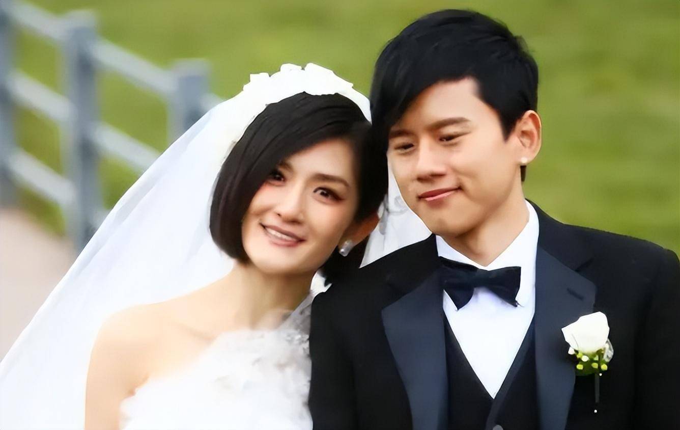 张杰谢娜带仨娃游迪士尼,十指紧扣如热恋情侣,3个保姆很抢镜