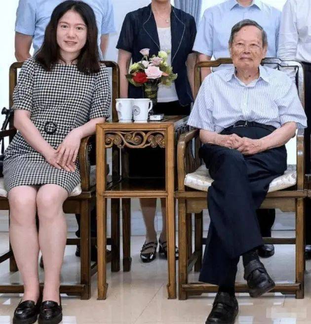 原创45岁翁帆挺时髦接地气穿衣打扮简约却气质中年女人可照着穿