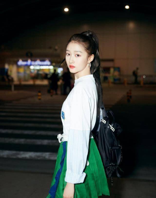 关晓彤衣品大有长进,穿白绿拼接连衣裙青春活力,纤纤长腿超抢镜