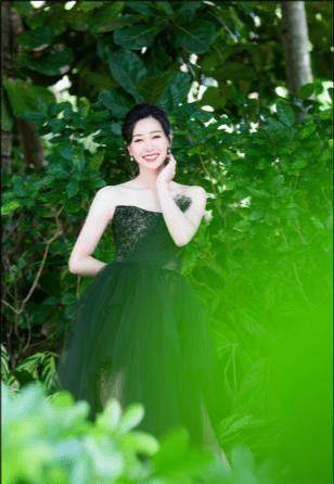原创冠军孙一文美貌火出圈穿暗黑系亮相盛典太惊艳比女明星有范