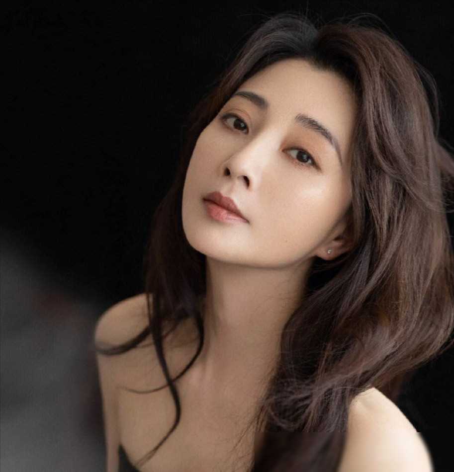 殷桃:离婚后单身照顾父母,前夫入狱的坚强女性_观众_生活_事业心