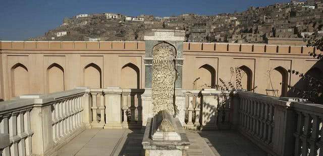 此人带领200名士兵征服帝国坟场阿富汗,其陵墓已经成为著名景点_巴布