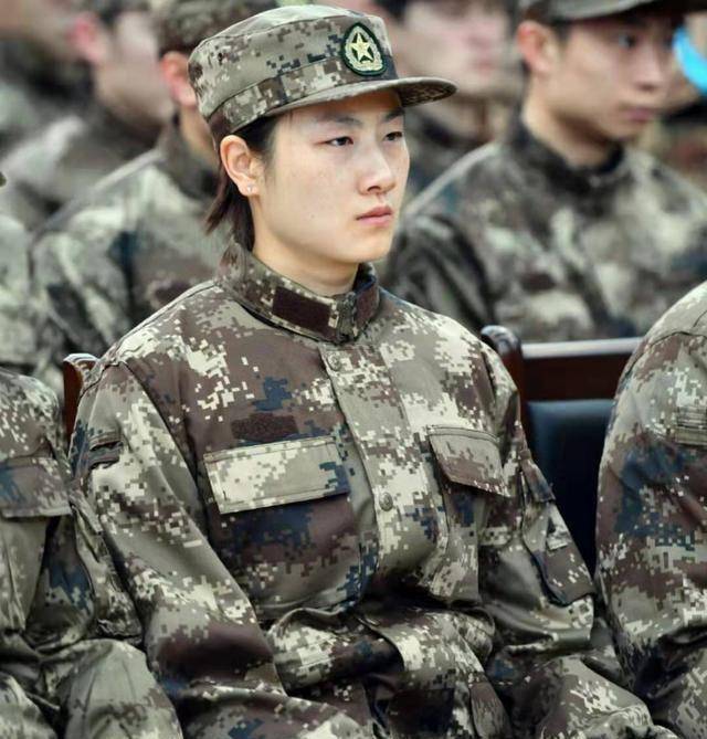 国乒队员们穿上军装后,一个个英姿飒爽,帅气逼人.不