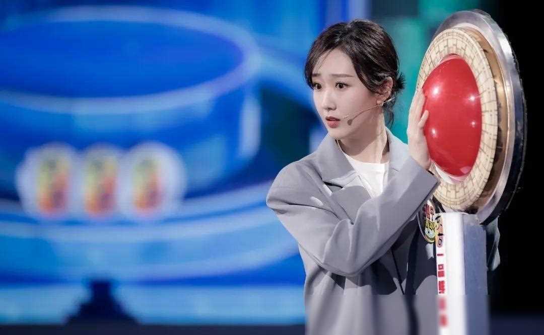 90后美女主持人:四载逐梦绽放春晚舞台_王嘉宁_成功_成长