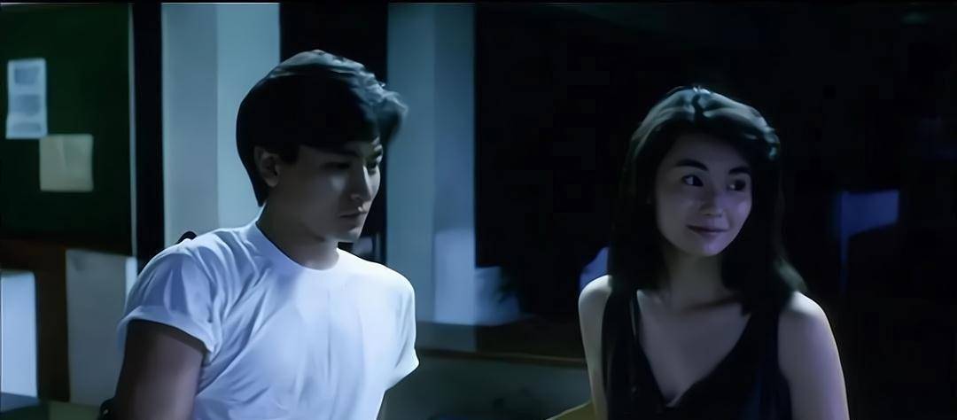 张曼玉搭档刘德华主演王家卫的电影《旺角卡门》.