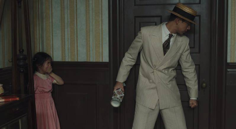 他连忙躲在一边,趁走廊有人经过一把将女孩藏在房间中,从窗口看见311