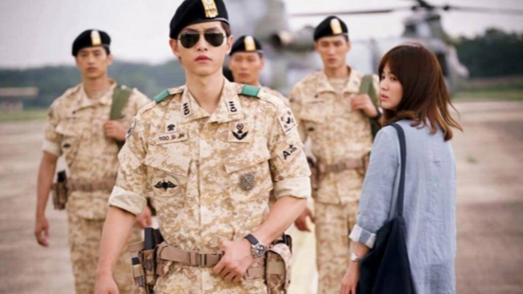 《太阳的后裔》叙述了人刘时镇(宋仲基饰)与医生姜暮烟(宋慧乔饰)在