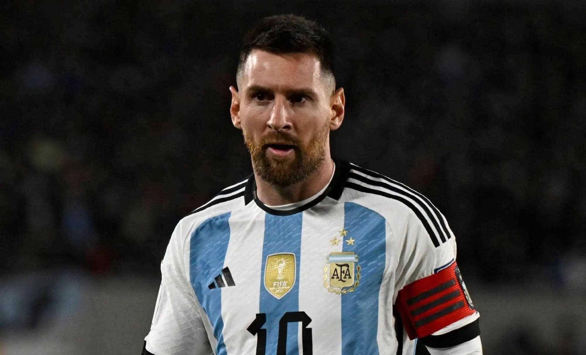 足坛新王者诞生!32连胜,历史新纪录!梅西是否感到遗