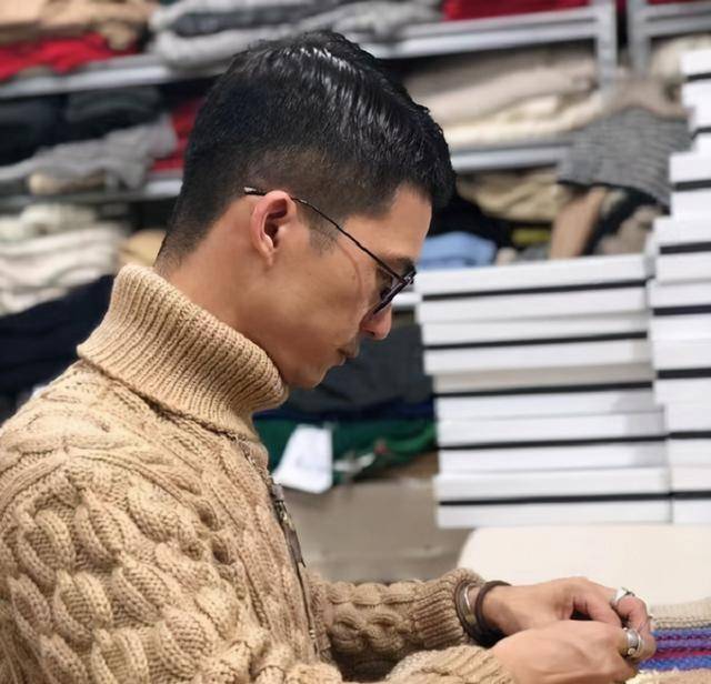 原创潘锐彬放弃外企翻译回村织毛衣常人眼里很娘却是真本事