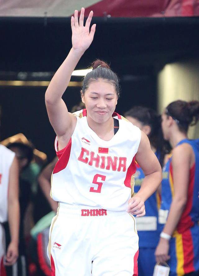 看看篮球场上那些漂亮的球员高大漂亮会打球