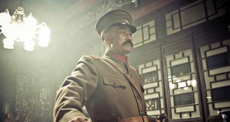 张作霖夜里回府被门卫拿枪指着狂骂张作霖赏你个媳妇