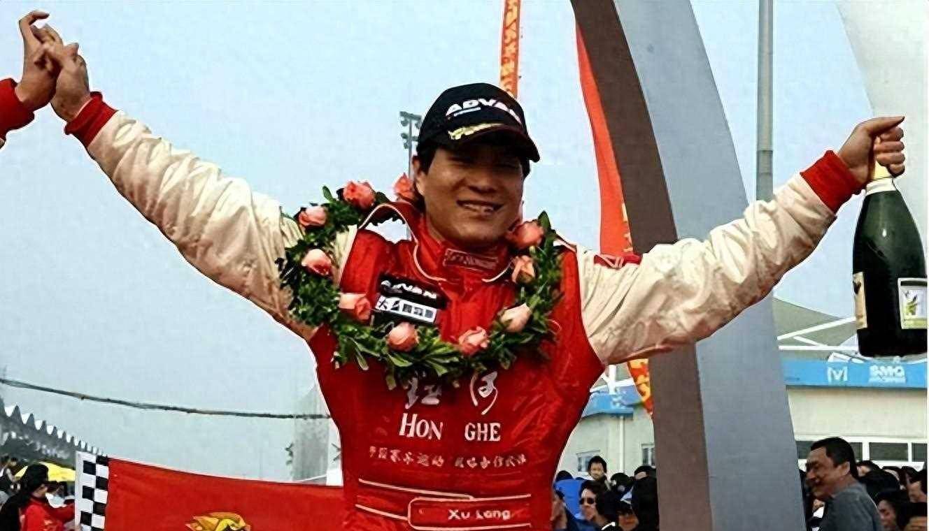 32岁飞车王徐浪追悼会伤因令人心酸女子身怀六甲哭成泪