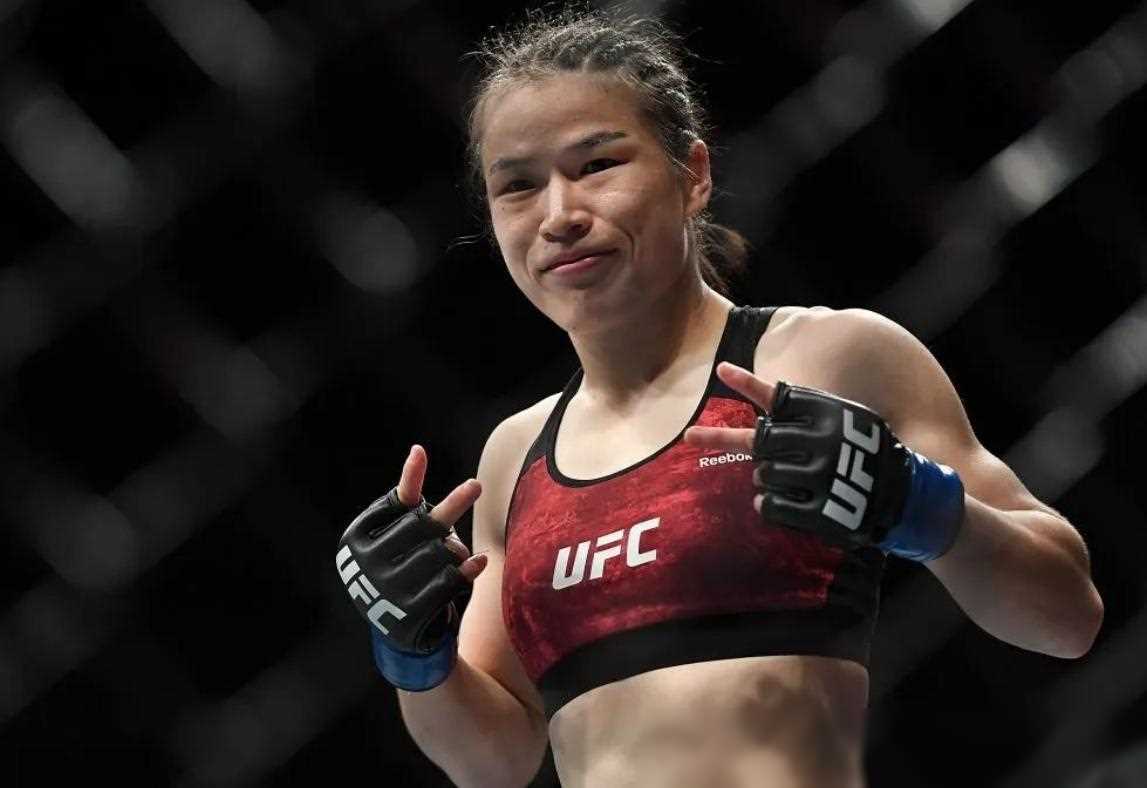 原创张伟丽卫冕女子草量级冠军战术运用巧妙闫晓楠虽败犹荣