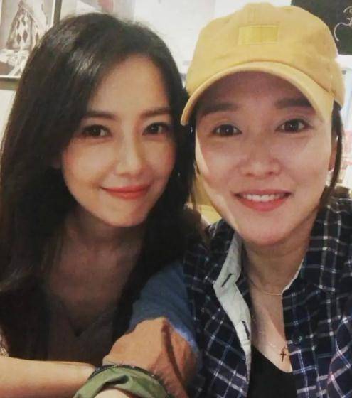 原创高圆圆与好友聚会产后颜值状态飙升瞪眼卖萌少女感满满