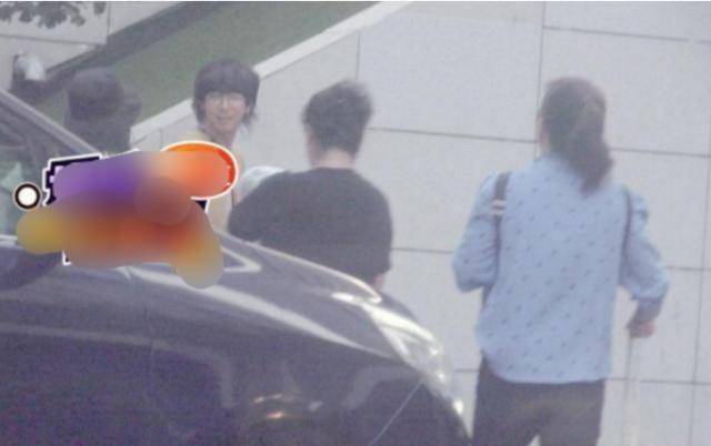 抱着女儿外出会友,与高妈妈同行身材已恢复_韩火火_带着_孩子