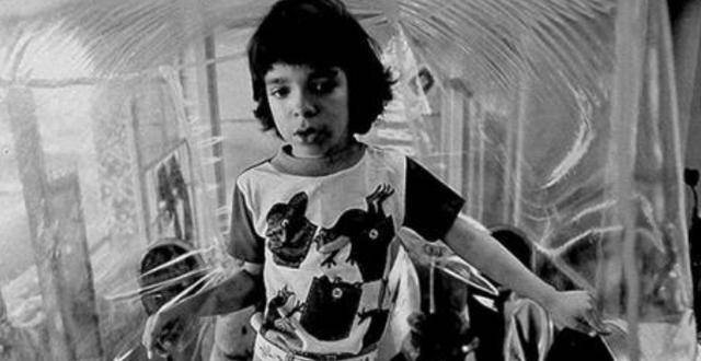 "泡泡男孩":12岁才走出隔离罩,在死亡前才首次触摸到妈妈_戴维_孩子