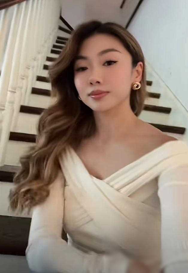 这段视频不仅是对女儿一岁生日的庆祝,更是程晓玥对