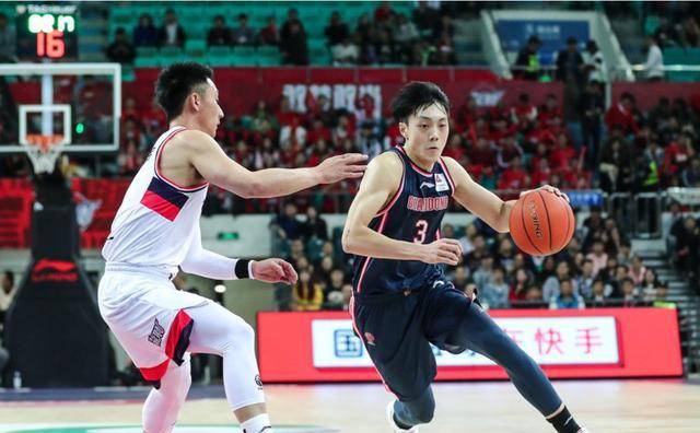 广东德比战东莞银行队上半场依旧不够兴奋下半场外线突然打嗨