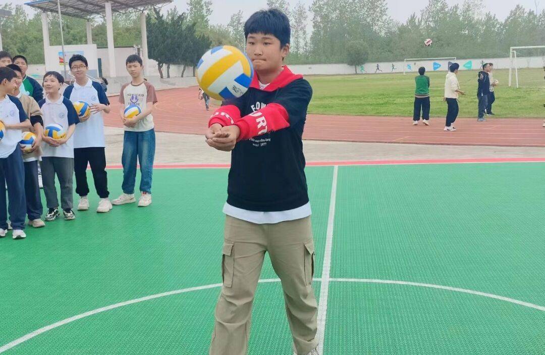 新锐控股集团古河中学初一排球大作战垫球高手齐上阵