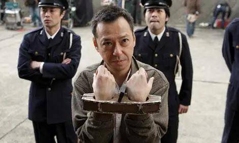 越狱之王用盐水腐蚀手铐用铁丝捅开门锁11年成功越狱4次