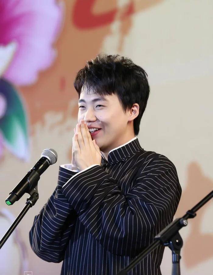 郭麒麟狂追张含韵二人陷入热恋网友德云社有儿媳妇了