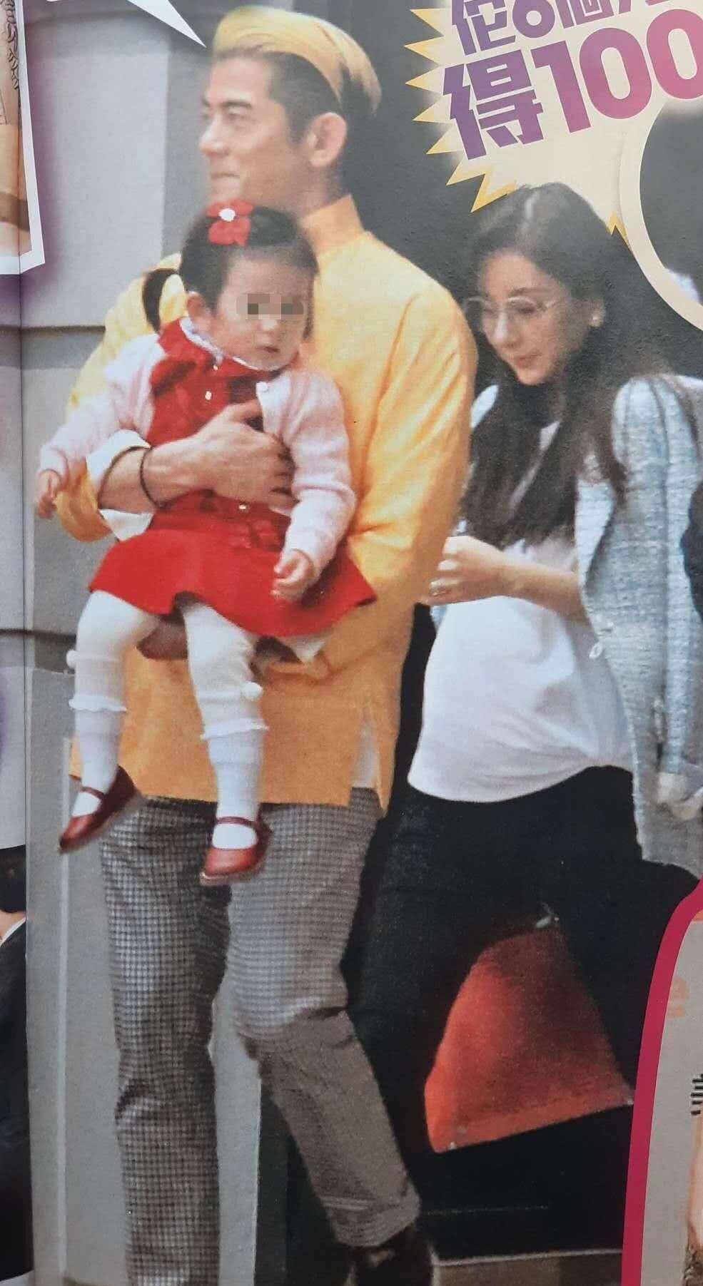 郭富城怀抱女儿开心逛街大肚方媛紧跟其后小公主长得像爸爸