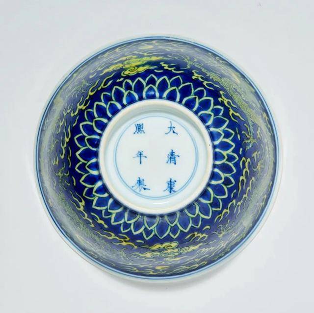 参阅:《宫廷珍藏—中国清代官窑瓷器》,上海文化出版社,2003年,页72