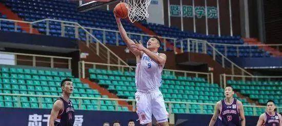 新科状元王翊雄在比赛中伤退,出场的14分钟里6投4中,三分2中1,罚球2中