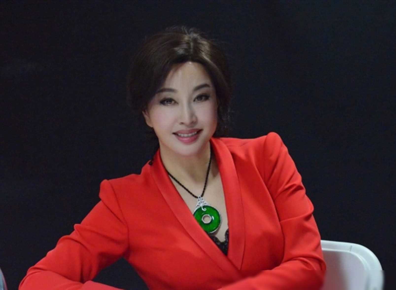 刘晓庆的一生充满了坎坷与挑战,但她始终没有放弃对幸福的追求.