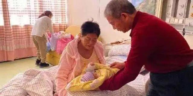 原创同是高龄产妇70岁盛海琳和67岁田女士结局为何不同
