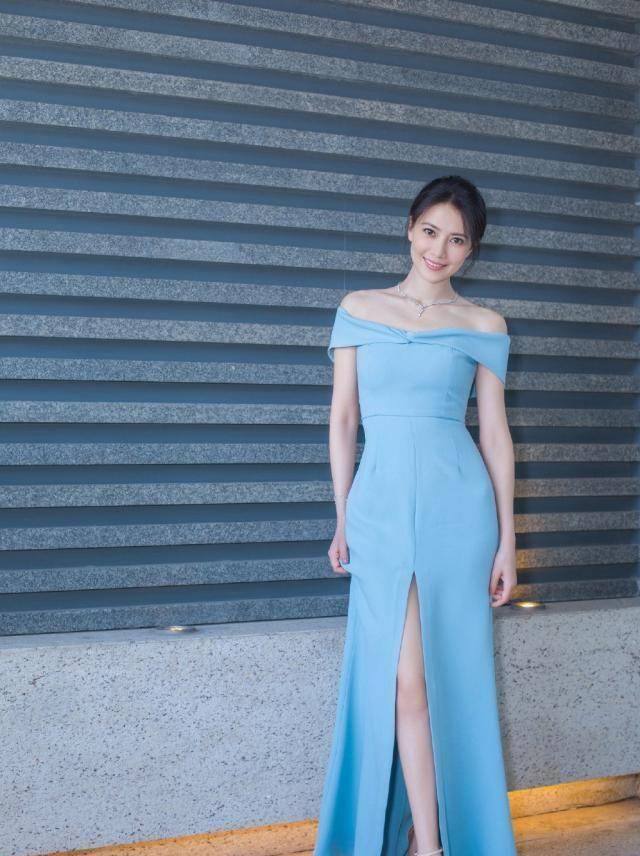 高圆圆产后3个月现身穿樱桃衬衣配牛仔裤对镜甜笑状态似少女