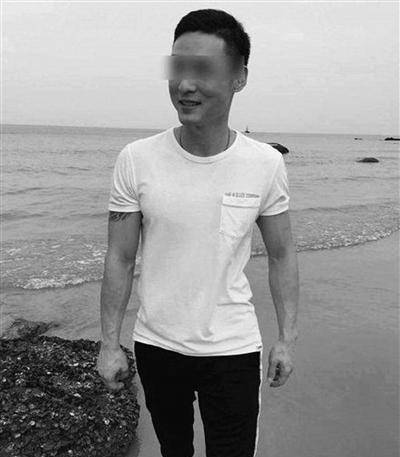 一直单身的她,2017年在泰国的一次聚会中遇到了谈吐不凡的俞晓东.