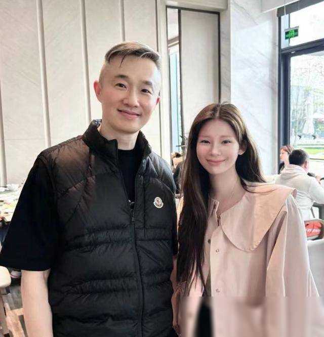 原创53岁程雷与女粉合影显年轻面色红润引人注目