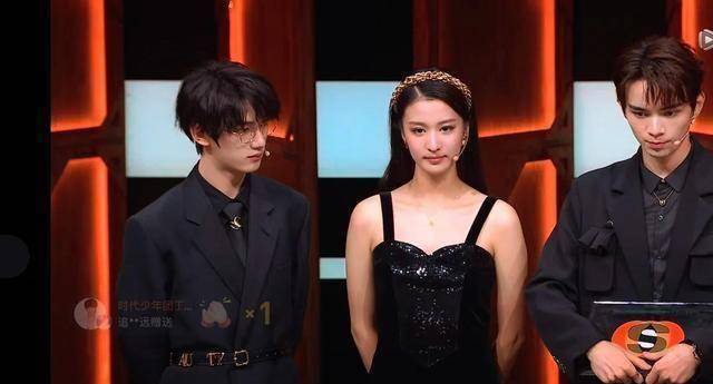 郭敬明出门排队被偶遇身高对比差距大住金融街地位不减