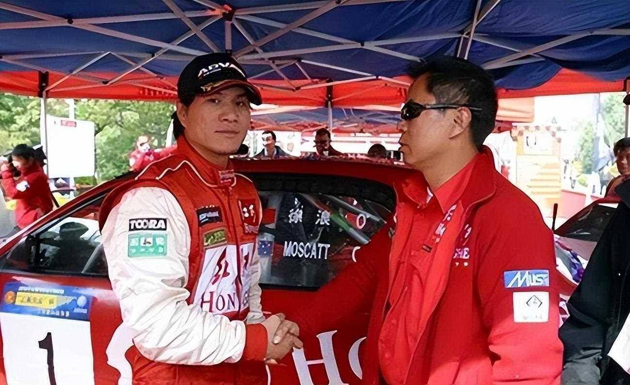 32岁飞车王徐浪追悼会伤因令人心酸女子身怀六甲哭成泪