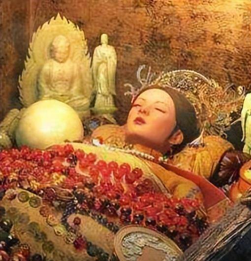 原创康熙女儿墓被发掘墓中龙袍镶有数万珍宝腿上残留奇怪液体