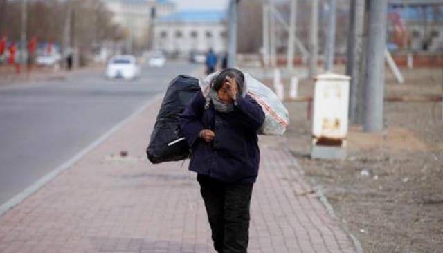 不仅如此,孙大午已经80多岁的父母,依旧以捡破烂为生.