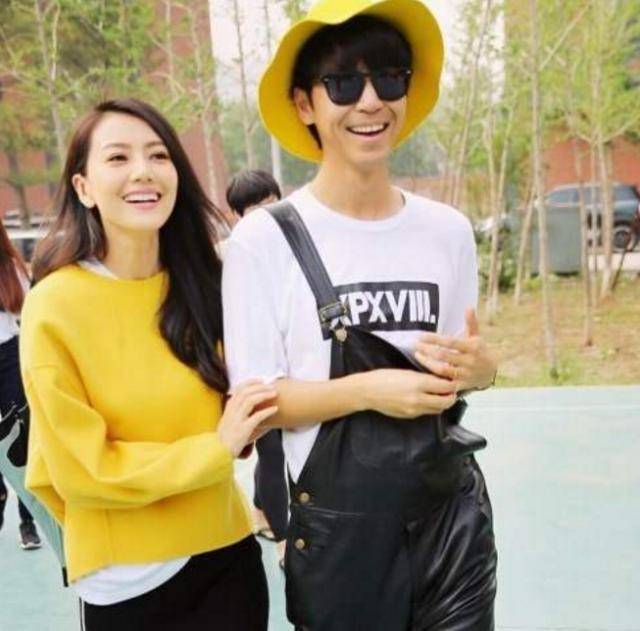 抱着女儿外出会友,与高妈妈同行身材已恢复_韩火火_带着_孩子