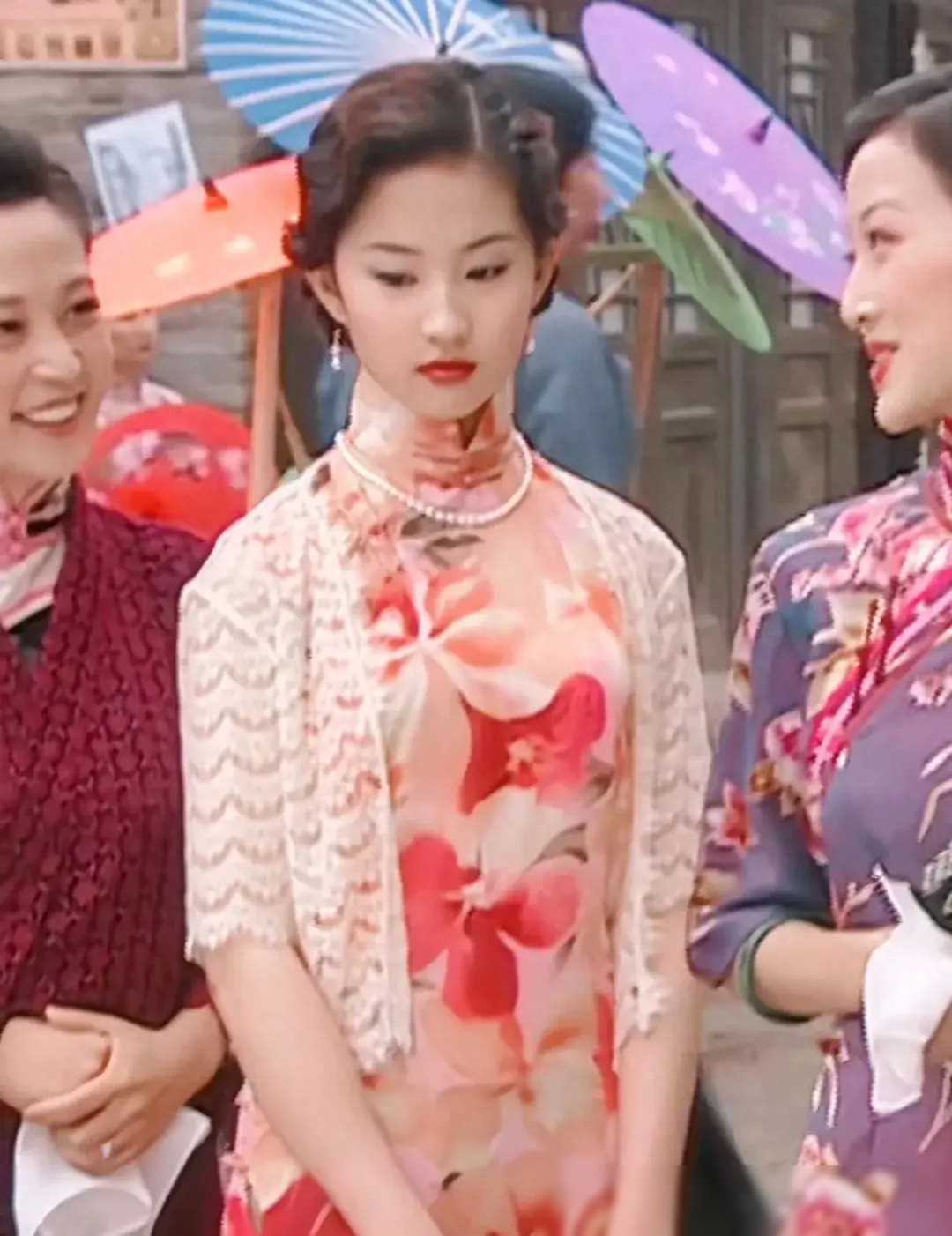 在多部影视作品中,我们都能见到刘亦菲身着旗袍的身影,比如《金粉世家