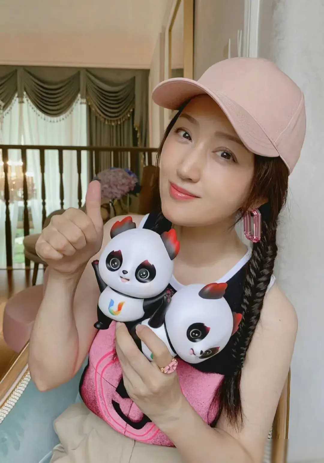 杨钰莹还喜欢种花种菜,在自己的天台上打造了一个小小的田园梦.