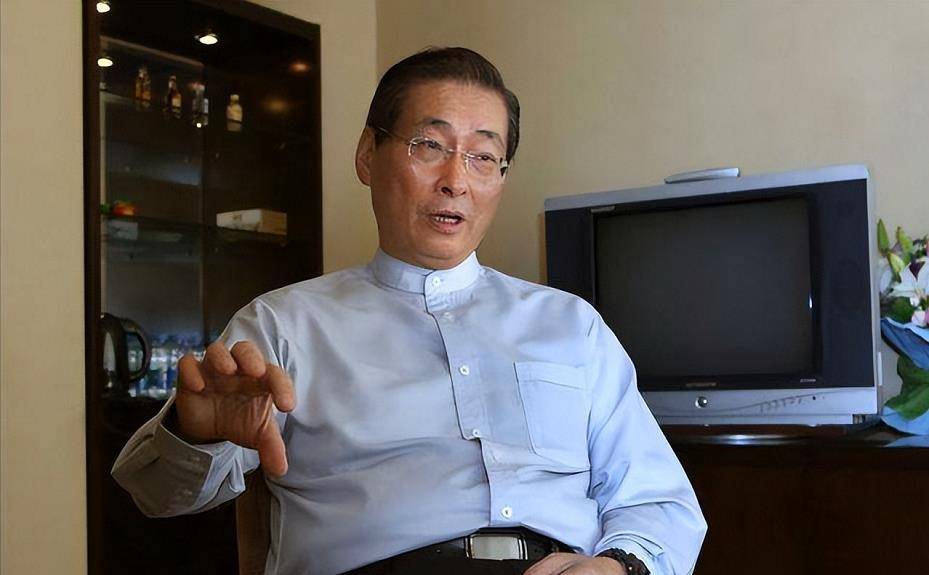 台湾黑帮大佬张安乐扛五星红旗游行唱大中国梦想祖国统一