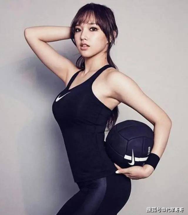过猛"叫程潇,因上围丰满被称"奶潇",lisa都不是对手_组合_身材_领域