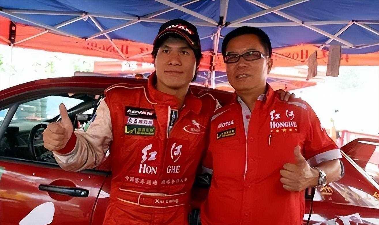 32岁飞车王徐浪追悼会伤因令人心酸女子身怀六甲哭成泪