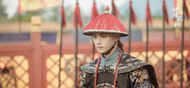 许凯在剧中饰演御前侍卫"富察·傅恒",是剧中的男二,也是富察皇后的
