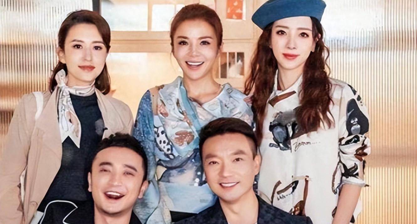 45岁张蕾马尔代夫浮潜,水性好身材似美人鱼,与老公水下互相拍照_张雷