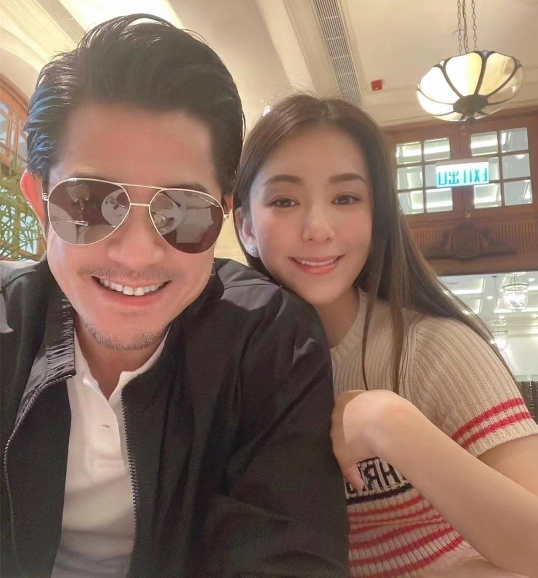 原创郭富城携岳父母喝下午茶俩女儿气质酷似妈妈方媛法令纹好明显