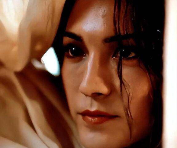 亚洲第一美男尊龙林青霞为看他一夜不睡73岁未婚与狗相伴