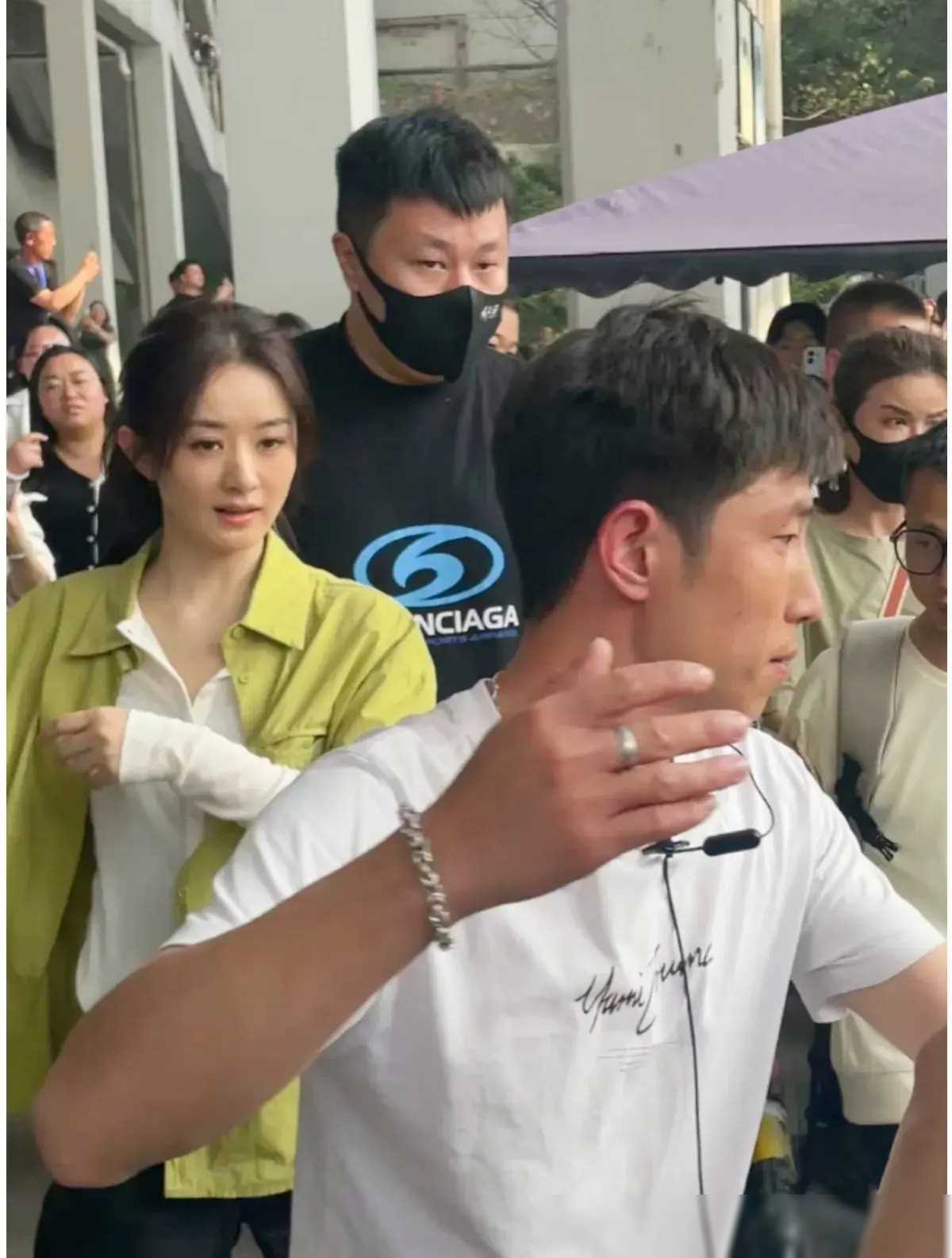 赵丽颖重庆拍戏引围观,低调穿搭引热议_生活_时尚_照片