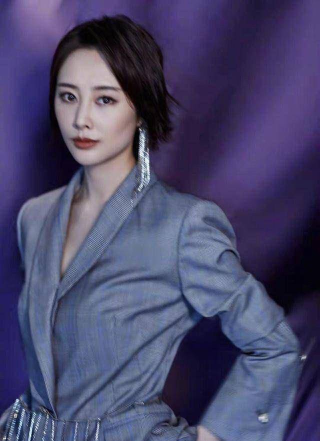 李纯身姿优美,紧身裤凸显流畅线条-健身写真曝光